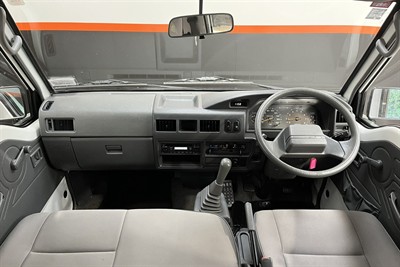 2014 Mitsubishi L300 - Thumbnail