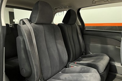 2011 Toyota Estima - Thumbnail