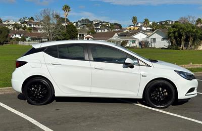 2019 Holden Astra - Thumbnail