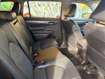 2025 Toyota Highlander - Thumbnail