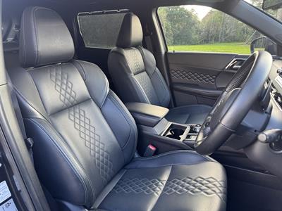 2024 Mitsubishi Outlander - Thumbnail