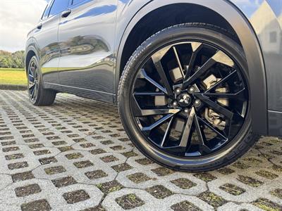 2024 Mitsubishi Outlander - Thumbnail