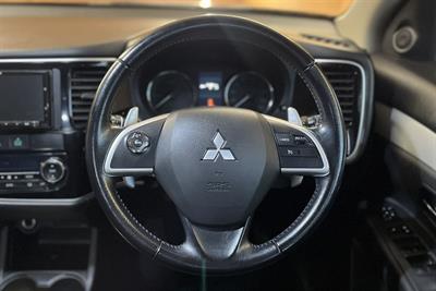 2015 Mitsubishi Outlander - Thumbnail