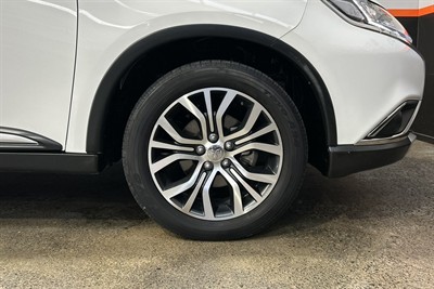 2017 Mitsubishi Outlander - Thumbnail