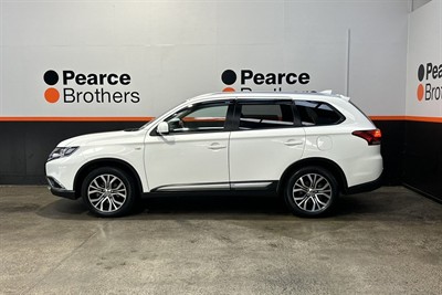 2017 Mitsubishi Outlander - Thumbnail
