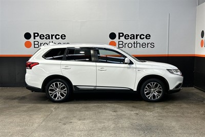 2017 Mitsubishi Outlander - Thumbnail
