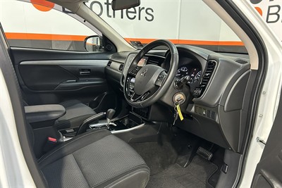 2017 Mitsubishi Outlander - Thumbnail
