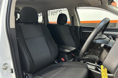 2017 Mitsubishi Outlander - Thumbnail