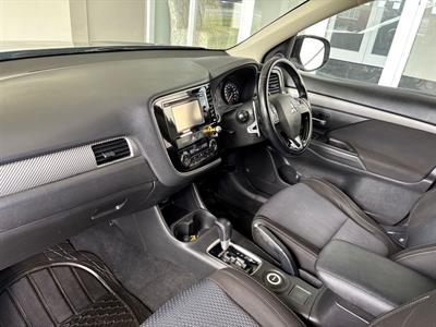 2016 Mitsubishi Outlander - Thumbnail