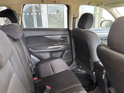 2016 Mitsubishi Outlander - Thumbnail