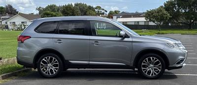 2016 Mitsubishi Outlander - Thumbnail