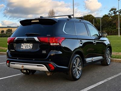 2021 Mitsubishi Outlander - Thumbnail