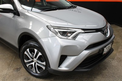 2017 Toyota RAV4 - Thumbnail