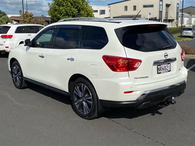 2018 Nissan Pathfinder - Thumbnail