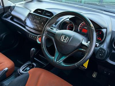 2010 Honda FIT - Thumbnail