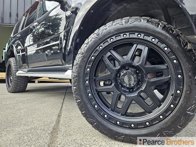 2015 Mitsubishi Pajero - Thumbnail