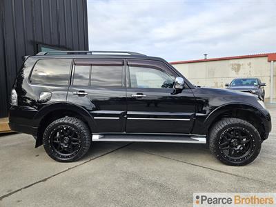 2015 Mitsubishi Pajero - Thumbnail