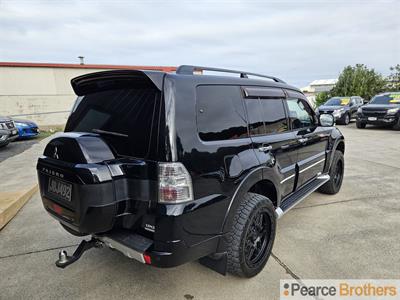 2015 Mitsubishi Pajero - Thumbnail