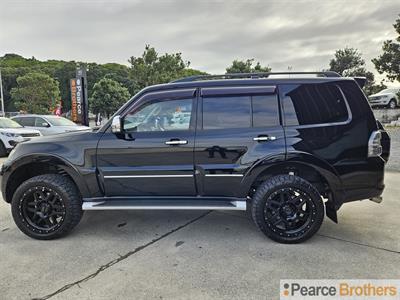 2015 Mitsubishi Pajero - Thumbnail