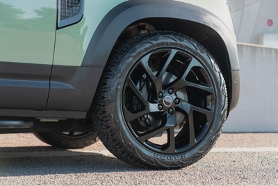 2023 Land Rover Defender - Thumbnail