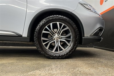 2016 Mitsubishi Outlander - Thumbnail