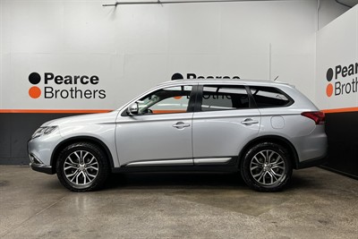 2016 Mitsubishi Outlander - Thumbnail