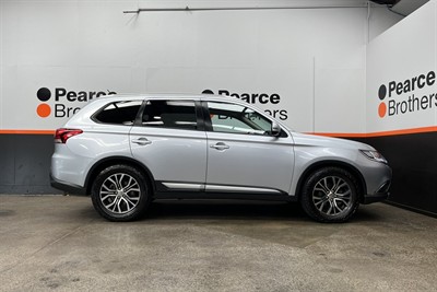 2016 Mitsubishi Outlander - Thumbnail