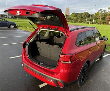 2023 Mitsubishi Outlander - Thumbnail