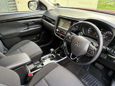 2023 Mitsubishi Outlander - Thumbnail