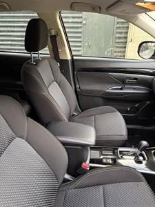 2023 Mitsubishi Outlander - Thumbnail