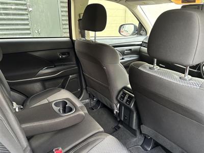 2023 Mitsubishi Outlander - Thumbnail