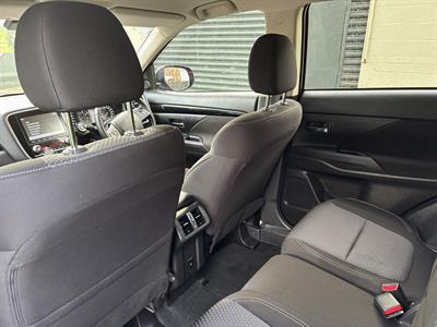 2023 Mitsubishi Outlander - Thumbnail