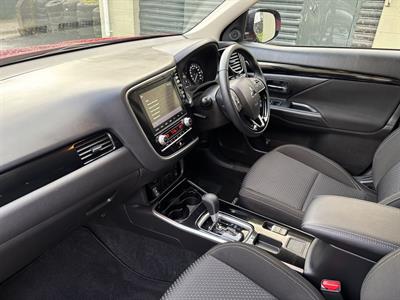 2023 Mitsubishi Outlander - Thumbnail