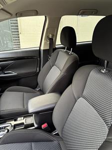 2023 Mitsubishi Outlander - Thumbnail