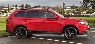 2023 Mitsubishi Outlander - Thumbnail