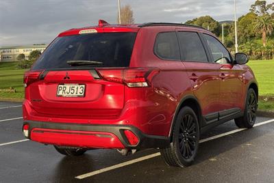 2023 Mitsubishi Outlander - Thumbnail