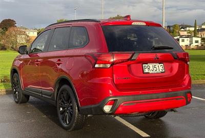 2023 Mitsubishi Outlander - Thumbnail