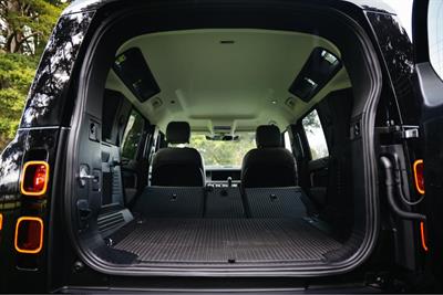 2023 Land Rover Defender - Thumbnail