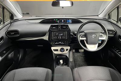 2016 Toyota PRIUS - Thumbnail