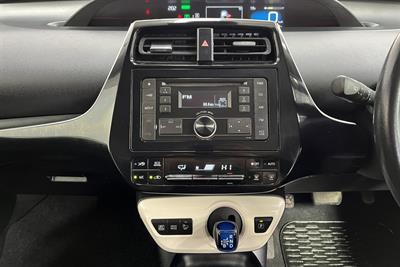2016 Toyota PRIUS - Thumbnail