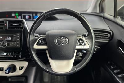 2016 Toyota PRIUS - Thumbnail