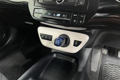 2016 Toyota PRIUS - Thumbnail