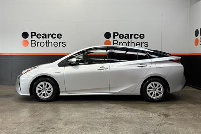 2016 Toyota PRIUS - Thumbnail