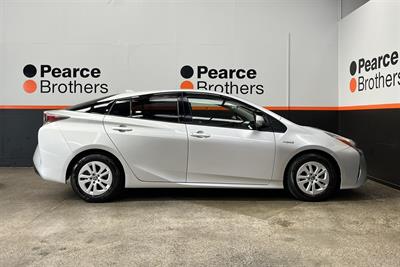 2016 Toyota PRIUS - Thumbnail