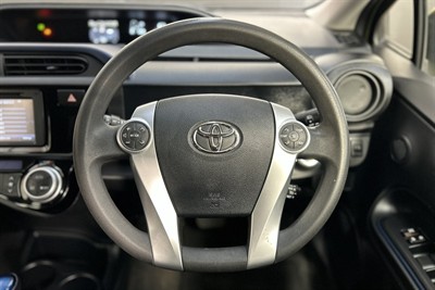 2016 Toyota Prius C - Thumbnail