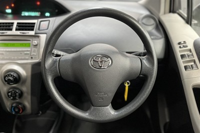 2010 Toyota YARIS - Thumbnail