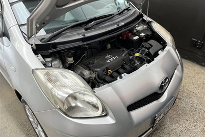 2010 Toyota YARIS - Thumbnail