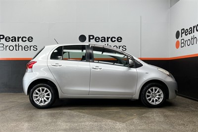 2010 Toyota YARIS - Thumbnail