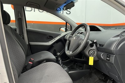 2010 Toyota YARIS - Thumbnail