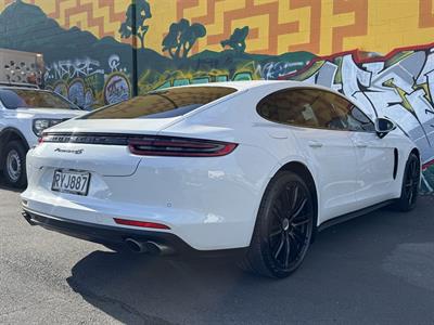 2017 Porsche PANAMERA - Thumbnail